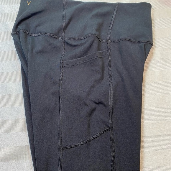 Victoria’s Secret Sz 4 Leggings 3 pockets High Rise Black Yoga Gold V Logo EUC - Picture 8 of 10